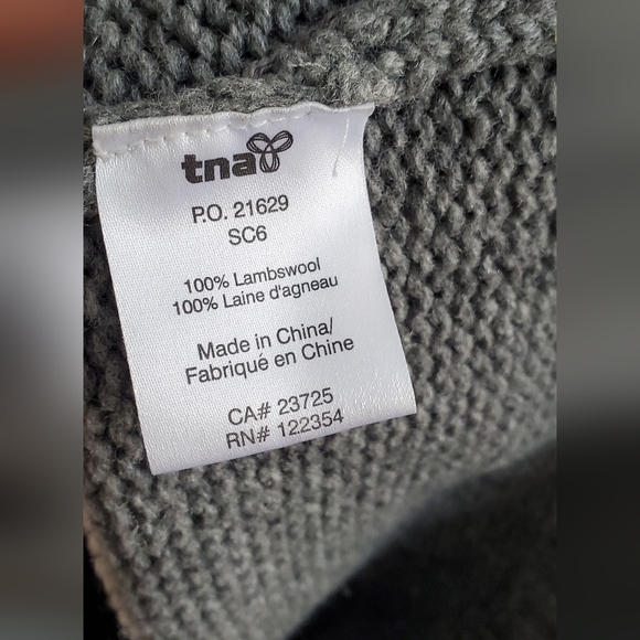 aritzia 100% lamswool classic Gray and Cream Women's Sweater. womens medium. EUC - Picture 6 of 8